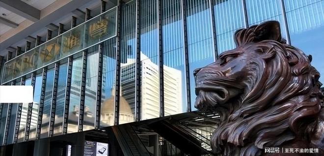 62岁马云现身NBA中国赛！猛拍成龙大腿 与贝克汉姆蔡崇信热聊