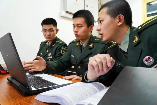 国足在大连“加练”,邵佳一和国脚观看世界杯揭幕战