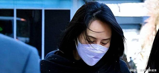62岁马云现身NBA中国赛！猛拍成龙大腿 与贝克汉姆蔡崇信热聊